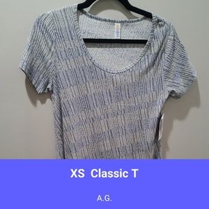 XS Lularoe Classic T